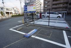 来客時の駐車場として敷地内にコインパーキングを完備しています。遠くに駐車しなくて済むのはうれしいですね。