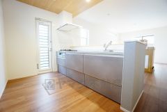 リビングにいるお子様を見守りながらお料理ができる対面キッチン。カウンタートップの汚れもサッと拭き取ることができ、お掃除ラクラク＾＾