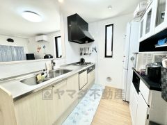 対面式キッチンなのでリビングにいるご家族とコミュニケーションを取りながら洗い物や、お料理が楽しめそうですね＾＾