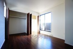 住む人のこだわりを活かす洋室。日当たりがよく、寝室としての利用もおすすめ。広めのクローゼットには荷物をすっきり片付けられ、ゆとりのある暮らしが出来ます＾＾