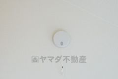 火災による煙や熱を感知して、警報音やブザー等で火災の発生を知らせてくれる火災警報器。