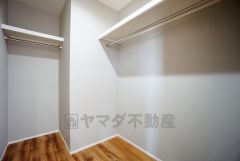 同仕様写真。季節物の衣類もスッキリ収納できるウォークインクローゼット。クローゼット内で洋服のコーディネートから着替えまで中で出来るので、部屋が散らかりにくいです。