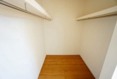 収納力豊富なウォークインクローゼット。洋服や小物などを1箇所にまとめて美しい収納を実現します。スーツケースのような大型の荷物も置けます＾＾