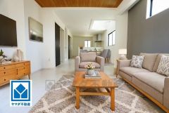 家具はイメージです。リビングは広々とした設計で、家族が集い、寛ぐ暮らしの空間を演出しています。思い思いの時間を過ごしたり、家族みんなで食事をしたり、素敵な団らんの場になりますね。