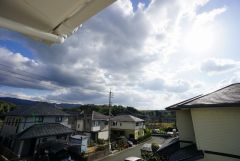 2階バルコニーからの眺望です。前面に遮るものがなく景色を一望できます。南向きで、日当たりも良好。お洗濯物が良く乾きます。