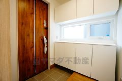 たっぷり収納できるシューズボックスです。家族全員の靴がきれいに整頓できます。棚の上にお花や写真を飾っても良いですね。