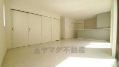 リビングは広々とした設計で、家族が集い、寛ぐ暮らしの空間を演出しています。思い思いの時間を過ごしたり、家族みんなで食事をしたり、素敵な団らんの場になりますね。