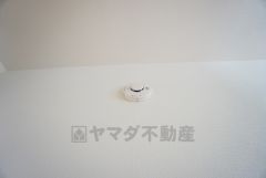 火災による煙や熱を感知して、警報音やブザー等で火災の発生を知らせてくれる火災警報器。