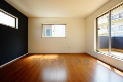 同仕様写真。ご夫婦お二人のプライベートシーンを演出する寝室は、大容量のウォークインクローゼット付き。