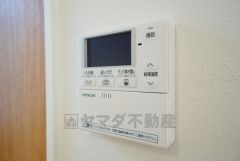 キッチン横からお湯張り、追い炊き、足し湯がボタン一つで楽々操作できる給湯機リモコンです。
