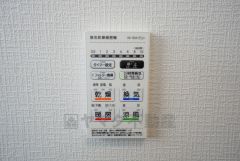 雨の日の洗濯も安心できる浴室暖房乾燥機付き浴室。リモコンで操作もボタン1つで簡単。