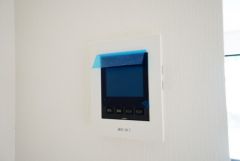 防犯はもちろん、セールスマン対策にもなるモニター付きインターホンです。お子さん1人での留守番時にも活躍しそうです。
