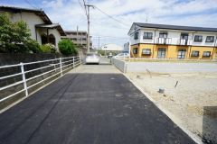 現地（2025年7月11日）撮影。住人以外の車の進入も少なく、小さなお子様を持つご家庭にも安心です。