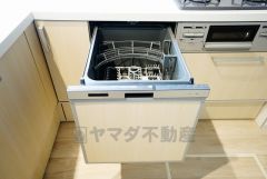 食後の時間にゆとりを与えてくれる食器洗い乾燥機。操作ボタンも上面にあるので、腰をかがめずに操作が楽々。