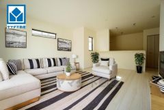 家具はイメージです。リビングは広々とした設計で、家族が集い、寛ぐ暮らしの空間を演出しています。