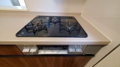 同時にたくさんの料理が調理できる3口コンロ。長時間熱を通しておきたい煮込み料理を作りながら、炒め物など同時進行で進められます。