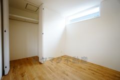 明るい洋室です。ナチュラル色のフローリングで開放的な優しい雰囲気になっています＾＾ベッドや机、ＴＶを置いてもゆとりのある広さです。