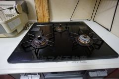 同時にたくさんの料理が調理できる3口コンロ。長時間熱を通しておきたい煮込み料理を作りながら、炒め物など同時進行で進められます。