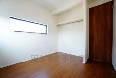 木目調のシンプルデザインで落ち着きと安らぎの空間に仕上げています。各部屋に収納が完備されているので、お荷物が増えても安心の設計です。