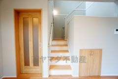 リビング内に階段があれば、転倒する可能性のある子どもやお年寄りの階段の上り下りを見守ることができ、子育てや介護がしやすくなりますね。