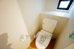 温水洗浄機付トイレです。節水機能もあるので、安心して使えますね。もちろん、1階2階の2ヶ所にトイレがあるので、忙しい朝にもゆとりができますね。