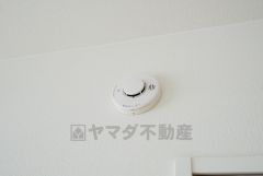 火災による煙や熱を感知して、警報音やブザー等で火災の発生を知らせてくれる火災警報器。