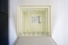 キッチンにある床下収納は、居住スペースを減らさずに買い置きの調味料や非常食などを保管することができます。