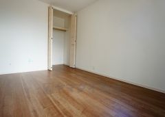 同仕様写真。リビング隣の洋室です。各部屋に収納が完備されているので、お荷物が増えても安心の設計です。