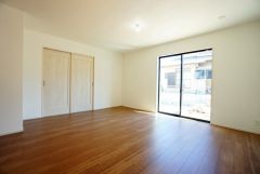 大きな掃き出し窓のあるリビングは、陽光あふれる明るい空間です。ゆったりと寛げる憩いの場となりそうです。