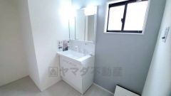 鏡の後ろはたっぷりの収納スペースを確保。歯みがきセットや化粧品などいつでもスッキと片付けることができます。