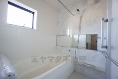 1日の疲れを癒すくつろぎのバスルーム。足を伸ばしてもゆったりと入れるサイズです。お子様と一緒にお風呂に入っても狭くないですね^^