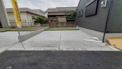 駐車スペースはゆとりある2台分を確保。マイカー用に、お客さま用に、余裕を持ってご利用いただけます。