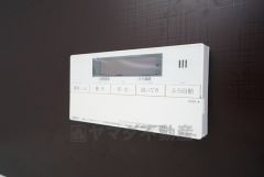 同仕様写真。湯量・湯温の設定、そして保温までワンタッチのフルオートバス。便利な追い炊き機能付きです。