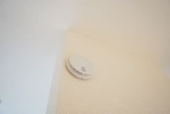 火災報知器が設置されていることで、火災の発生をいち早く感知し、就寝中や留守中でも素早く危険を知らせてくれるため、家族の安全を確保し被害を最小限に抑えられます。