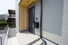 かざすだけで開閉できる、タッチキー採用の玄関。お買い物帰りで、両手がふさがってきても簡単に中に入れます＾＾
