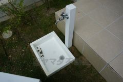 お車の洗車や外壁のお掃除をする際に便利な外水栓。