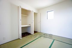 リビングからの続き間として和室をご用意しました。普段はリビングとつなげて開放的なスペースとして、来客時には客間としてお使いいただけます。