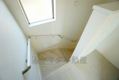 同仕様写真。小さなお子様やご高齢の方でも安心できる、手すり付き階段。段差も低めで設定されており、安全性にも優れています。