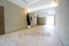 落ち着いた雰囲気の広々としたロビーです。