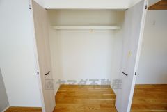 物が散らかりやすいリビングに収納スペースを確保。書類や雑貨をひとまとめにできまるため、お部屋をすっきりさせることが出来ます。