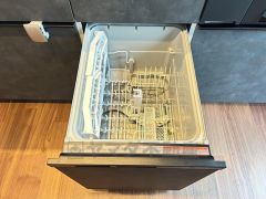 食事の後の手間を解消する食器洗い乾燥機付。冬場の洗い物で手荒れの悩みもなくなります。手洗いよりも節約できて便利。