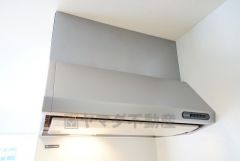 風量が弱・強と切替え可能なレンジフードが調理中の煙をしっかり吸い込みます。手元を照らすライト付きです。