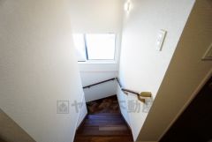 小さなお子様やご高齢の方でも安心できる、手すり付き階段。段差も低めで設定されており、安全性にも優れています。