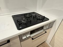 複数の調理を一度に行うことができる3口コンロ。効率よくお料理が出来ます。毎日のお料理も楽しくなりますね＾＾
