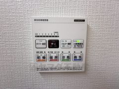 雨の日の洗濯も安心できる浴室暖房乾燥機付き浴室。リモコンで操作もボタン1つで簡単。