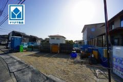 現地（2026年3月5日）撮影。赤間駅行きバス停まで徒歩1分＾＾駐車もらくらくの敷地面積63坪以上。快適でゆとりのある生活空間で新生活を始めましょう^^