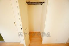 物が散らかりやすいリビングに収納スペースを確保。書類や雑貨をひとまとめにできまるため、お部屋をすっきりさせることが出来ます。