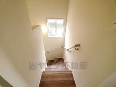 小さなお子様やご高齢の方でも安心できる、手すり付き階段。段差も低めで設定されており、安全性にも優れています。