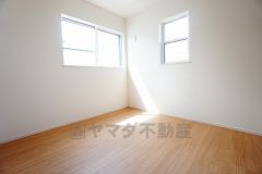 2面採光を確保した明るい室内は、風通しも良く、大変居心地の良い空間となっております。日当たりがよく、子供部屋としての利用もおすすめ。
