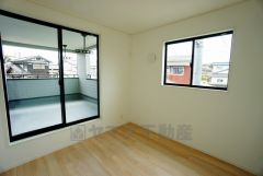 同仕様写真。寛ぎの時間を紡ぎだす主寝室は、大型ベッドを置いても余裕の広さを確保しています。